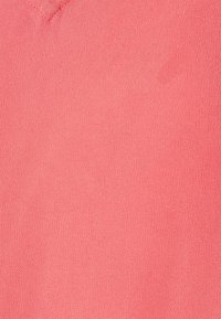 Textil de color coral con una textura suave, superficie uniforme y ligero brillo, que presenta un color consistente y sin patrones o acentos visibles.