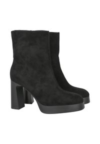 Botines de ante negro con tacones gruesos y punteras redondeadas, mostrados lado a lado sobre un fondo blanco.