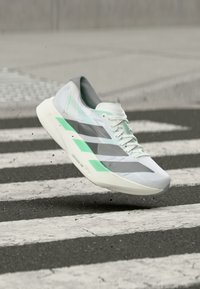Niewybrane, footwear white/iron metallic/pulse mint