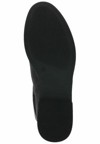 Botín de ante negro con suela de goma plana, patrón de agarre texturizado y parte superior suave; cuenta con un tacón bajo y punta redonda.