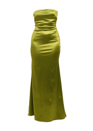 Trägerloses grünes Satin-Kleid mit tailliertem Oberteil, gerafften Details und einem Oberschenkel-spalt, das eine glatte, glänzende Textur präsentiert.