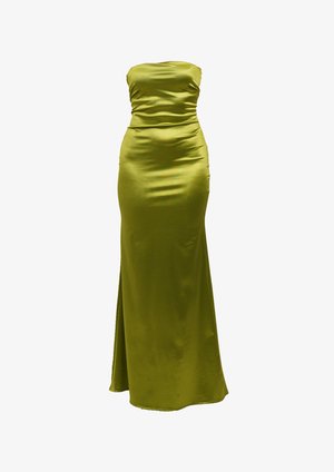 Vestido de satén verde sin tirantes con un corsé ajustado, detalles fruncidos y una abertura alta en el muslo, que muestra una textura suave y brillante.