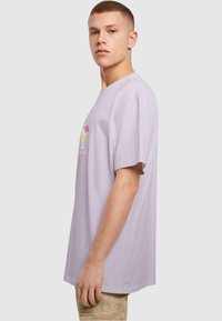 Lavendel katoenen t-shirt met een kleurraf ice cream graphic in het midden. Korte mouwen en een ontspannen pasvorm, met een ronde halslijn.
