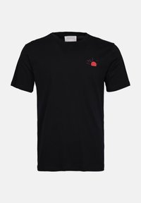 Μαύρο βαμβακερό μπλουζάκι με κοντά μανίκια, διακοσμημένο με ένα μικρό κόκκινο γραφικό ηλιοβασιλέματος στην αριστερή πλευρά του στήθους. Στρογγυλή λαιμόκοψη, κανονική εφαρμογή.