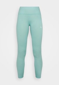 Ljus teal leggings gjorda av elastiskt material, med hög midja och subtil textur, med en liten vit Puma-logotyp på sidan.