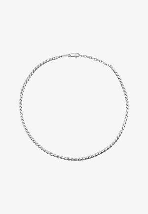 Zilveren ketting met een gedraaide ontwerpe, een gladde textuur en een veilige sluiting. Bevat een subtiele merkring bij de sluiting.