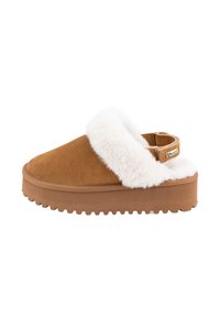 Scarpa slip-on in suede marrone con colletto in pelliccia bianca, sole imbottito e suola in gomma texture. Presenta una cinghia posteriore e un accento con marchio.