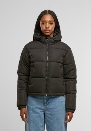 Veste noire matelassée avec fermeture éclair devant, capuche et poignets côtelés. Le matériau a une texture lisse et présente un design matelassé pour l'isolation.