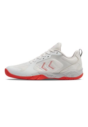 Weißer Sportschuh mit roten Logo-Details und roter Sohle, seitlich gezeigt vor weißem Hintergrund.