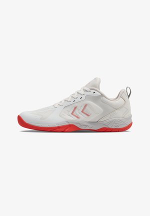 Scarpa sportiva bianca con dettagli del logo rossi e suola rossa, mostrata di lato su sfondo bianco uniforme.