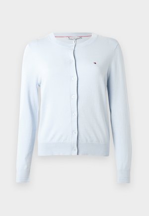 Helles blaues Strick-Jackett aus weichem Material, mit rundem Halsausschnitt, langen Ärmeln, Knopfverschluss und kleinem Logo auf der Brust.