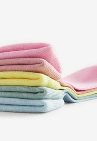 Kolorowe stosy skarpetek w kolorze różowym, żółtym i niebieskim. Wykonane z miękkiego, teksturowanego materiału o gładkim wykończeniu. Każda para starannie złożona.