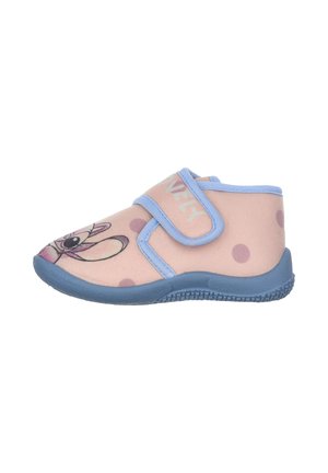Pantofole di stoffa rosa con accenti blu, caratterizzate da un design floreale sulla punta, con cinturino in velcro per la chiusura e una suola in gomma testurizzata.