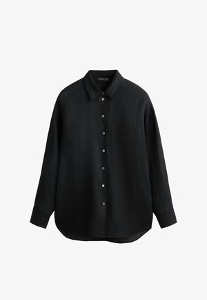 Chemise en lin noire avec un col pointu, fermeture à boutons sur le devant, manches longues, poche côté gauche et ourlet arrondi. Texture douce avec une coupe décontractée.