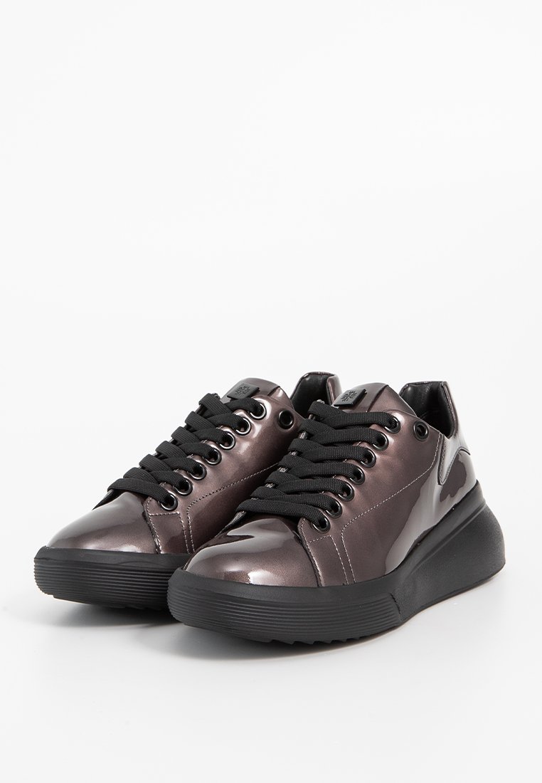 Schnürsneaker aus dunklem, metallisch grauem Leder mit glatter Textur, schwarzer Gummisohle und runder Zehenpartie. Mit dichten schwarzen Schnürsenkeln.