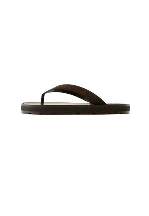 Schwarze flache Flip-Flop-Sandale mit dicker Sohle und breitem Stoff-Zehentrenner, von der Seite auf weißem Hintergrund gesehen.