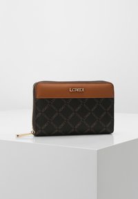 Cartera negra con cremallera y un acento de cuero marrón. Presenta un patrón de logo en relieve, herrajes dorados y una forma rectangular.