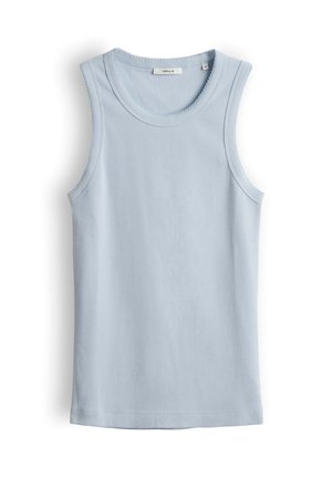 Lichtblauw geribd mouwloos tanktopje met ronde halslijn en subtiele golvende rand bij de kraag en armsgaten.