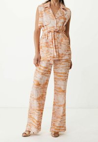 Haut sans manches ceinturé et pantalon à jambes larges en tissu léger et transparent ; imprimé abstrait orange et blanc ; poches à rabats ; coupe décontractée.