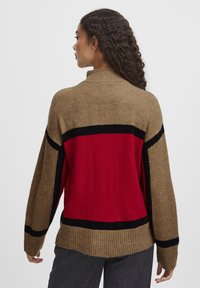 Strickpullover mit hohem Kragen, Blockfarben in Beige, Rot und Schwarz, gerippten Bündchen und Saum sowie einer lockeren Passform. Strukturiertes Garn.