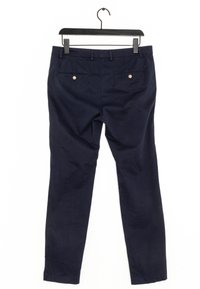 Marinblå bomullsbyxor med slim fit, bälteshällor, två framfickor och två bakfickor med silverknappar. Slät textur.