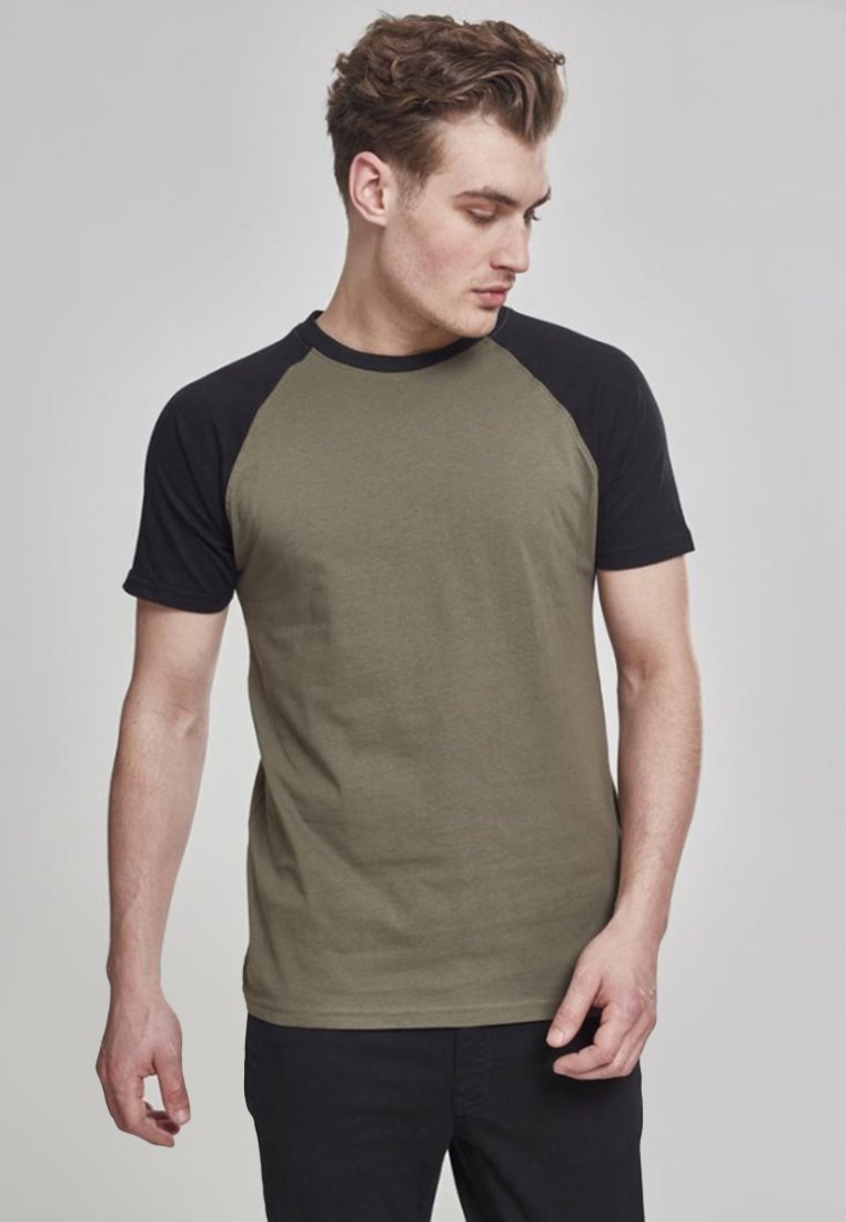 Olivovo zelené tričko s čiernymi raglanovými rukávmi, vyrobené z bavlny. Krátke rukávy, crew neck, hladká textúra, priliehavý strih bez viditeľných vzorov.