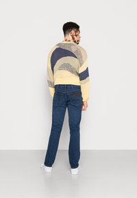 Wrangler TEXAS  - Calças de ganga de perna direita - blue silk