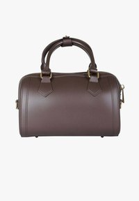 Borsa sintetica marrone con doppi manici, ferrature dorate, design strutturato e sottili righe verticali per la texture. Chiusura con cerniera in alto.