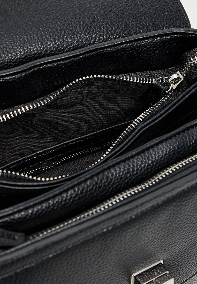 Schwarze Lederhandtasche mit mehreren Reißverschlussfächern und strukturierter Oberfläche. Enthält Silberhardware und weiche schwarze Innenauskleidung.