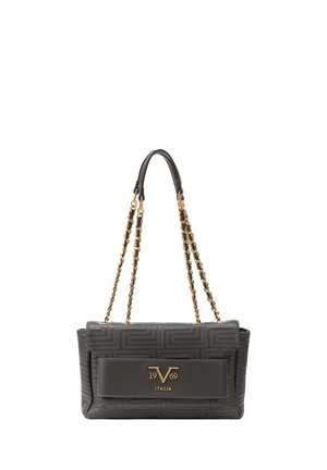 Zwarte leren handtas met gouden kettingriemen, doorgestikt geometrisch patroon en gouden "V 1969 Italia" logo op de voorklep.