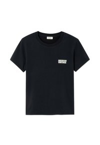 Mustern must T-särk musta värvi, ümarate dekoltee ja lühikeste varrukatega. Vasakul rinnal on väike valge "AMERICAN VINTAGE" logo.