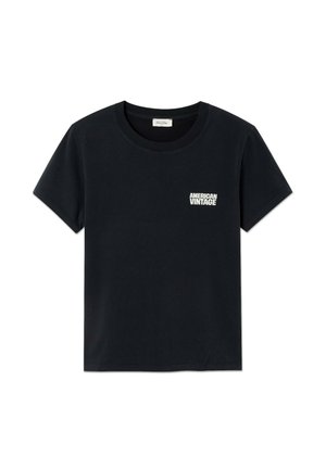 Juodas medvilninis marškinėliai su apvaliu iškirpimu ir trumpomis rankovėmis. Ant kairio krūtinės pusės yra nedidelis baltas "AMERICAN VINTAGE" logotipas.