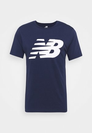 Marineblå bomulds T-shirt med rund udskæring og korte ærmer. Har et stort hvidt "NB" logo på forsiden. Glat tekstur.