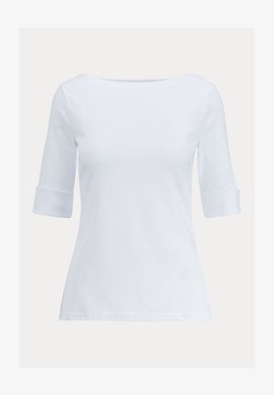 Biela priliehavá košeľa s rukávmi po lakte a širokým výstrihom na lodičku na jednofarebnom pozadí.