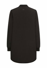 Sort jakke med lang model, ribbet krave og manchetter samt en glat tekstur. Har et diskret logo nær nakkestykket.