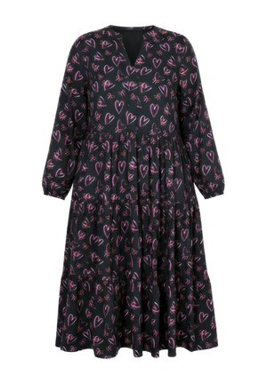 Robe midi noire à manches longues avec jupe à volants, décolleté en V, et imprimé doodle de cœurs et papillons roses sur toute la surface.
