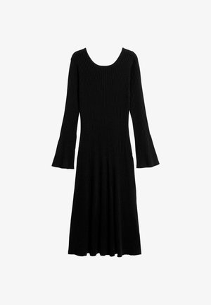 Sort ribstrikket kjole med lange klokkeærmer, tætsiddende overdel og udvidet nederdel. Har en bred rund halsudskæring og tekstureret stof.