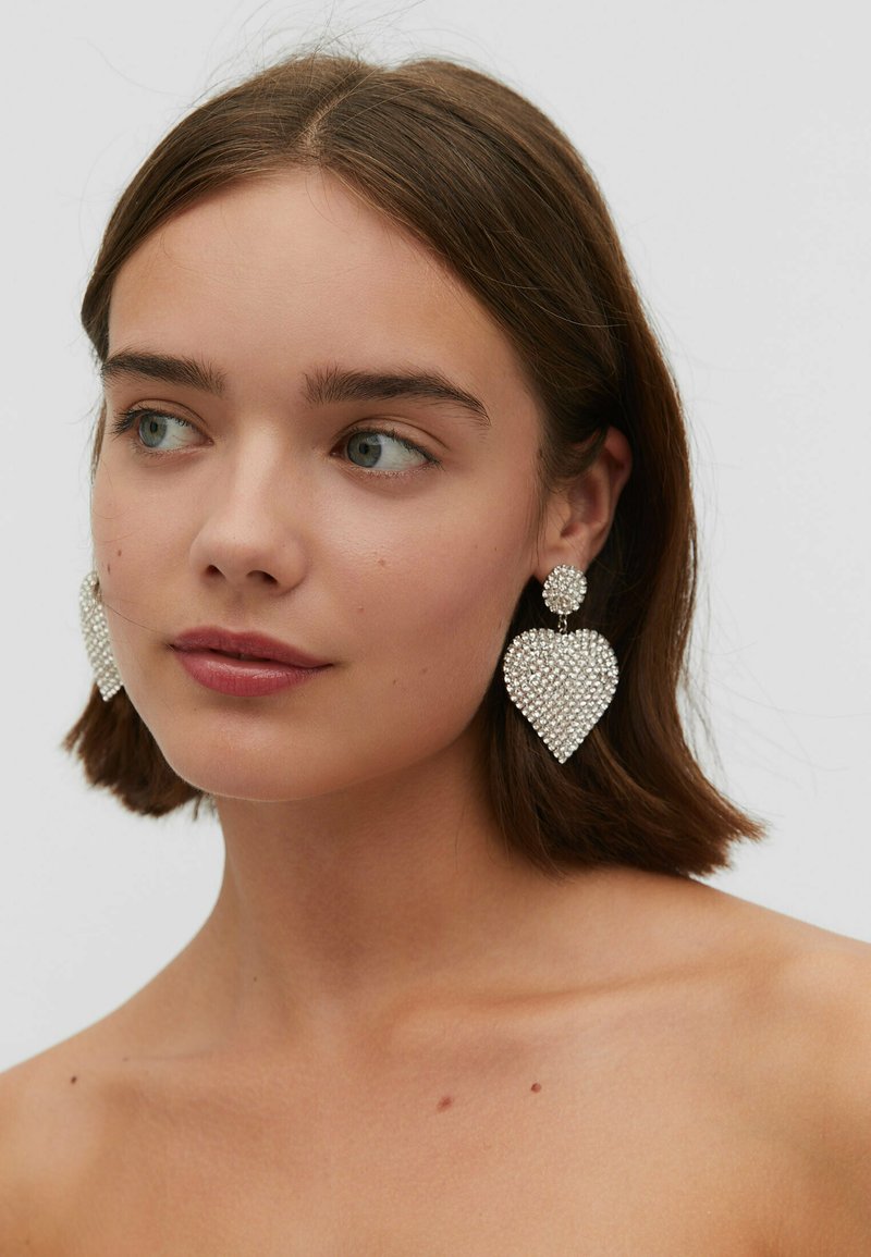 Stradivarius HEART WITH RHINESTONES Orecchini silvercoloured