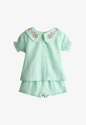 Lysegrønt stribet pyjamasæt til småbørn med korte ærmer, knappet top, broderet blomsterkrave og flæset shorts.