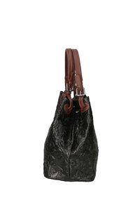 Borsa a tracolla in pelle nera con motivo floreale impresso, manici marroni, fissata con accessori in argento, forma affusolata e superficie strutturata.
