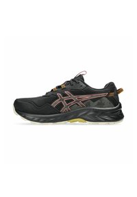 Zwarte sportieve schoenen met een gestructureerde bovenkant, oranje accenten, een gevoerde zool en een traditionele vetersluiting met een contrasterende achterkant.