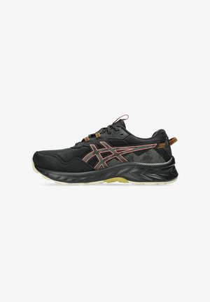 Zapatos deportivos negros con un upper texturizado, acentos naranjas, una suela acolchada y un diseño tradicional de cordones con una pestaña trasera en contraste.