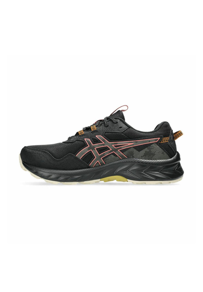 Zwarte sportieve schoenen met een gestructureerde bovenkant, oranje accenten, een gevoerde zool en een traditionele vetersluiting met een contrasterende achterkant.