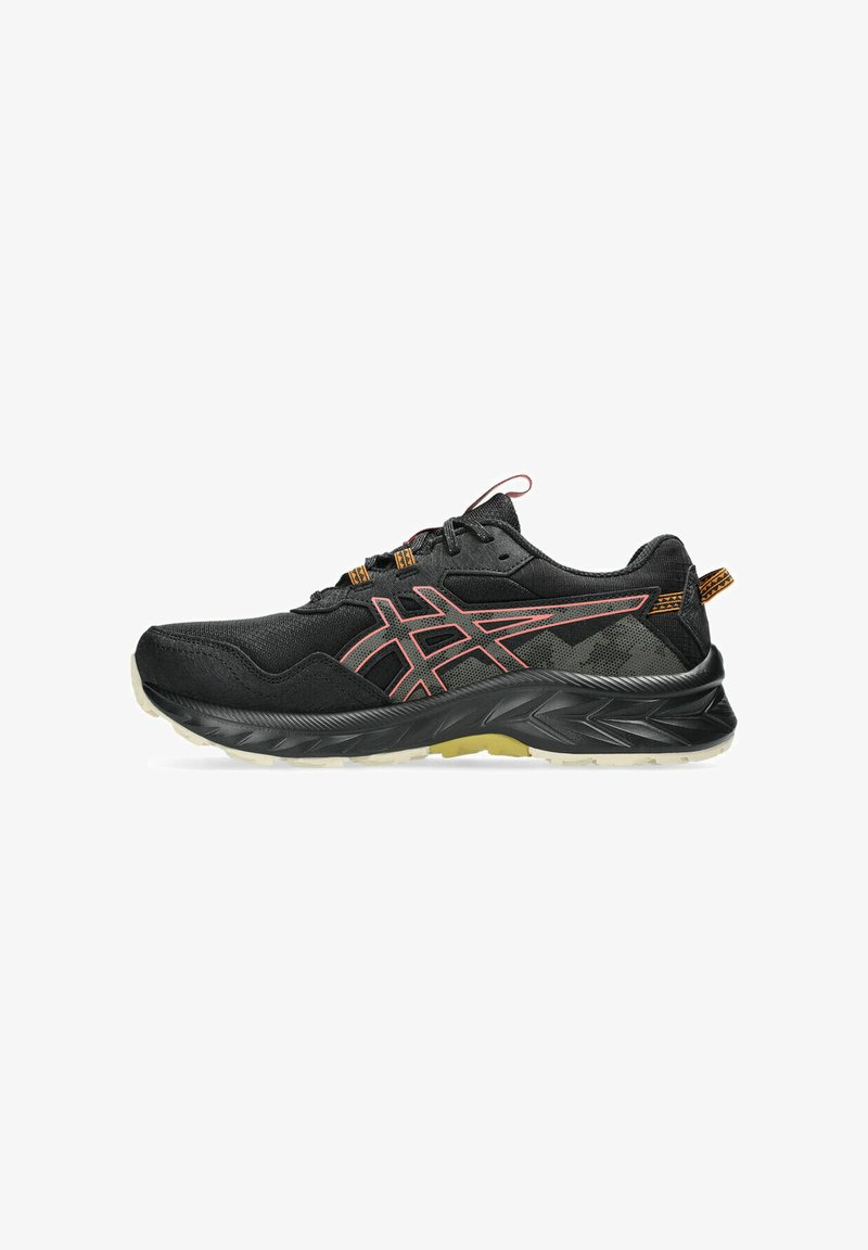 Zapatos deportivos negros con un upper texturizado, acentos naranjas, una suela acolchada y un diseño tradicional de cordones con una pestaña trasera en contraste.