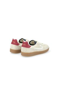 Le sneakers in suede beige presentano un logo swoosh in pelle bianca e un contrafforte posteriore color bordeaux. Suola in gomma con grip testurizzato e colletto imbottito.