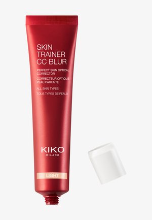 Rød tube af KIKO Milano Skin Trainer CC Blur optisk korrektor til alle hudtyper, nuancen Lys, med hvid hætte ved siden af på hvid baggrund.