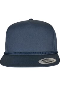 Sötétkék snapback sapka lapos csúccsal, strukturált anyagból, fonott szalaggal díszítve. A csúcson egy kerek ezüst logós matrica található.