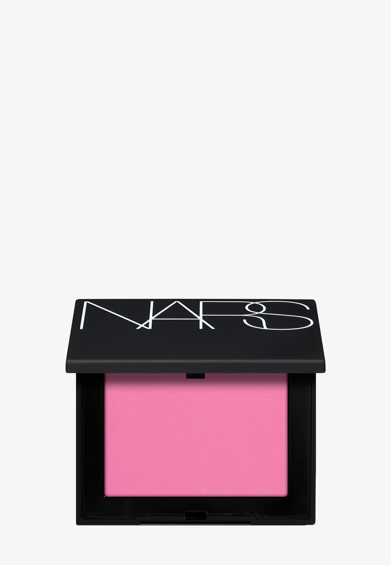 Boîtier de maquillage noir compact avec blush poudre rose et logo "NARS" blanc sur le couvercle, sur fond blanc.