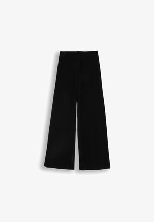 Czarne spodnie o szerokich nogawkach wykonane z miękkiego, teksturowanego materiału, z elastycznym pasem i bez kieszeni czy zdobień.
