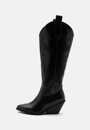 Stivale da cowboy in pelle nera con punta appuntita, tacco a blocco inclinato, cuciture decorative e linguette sulla parte superiore su sfondo bianco.